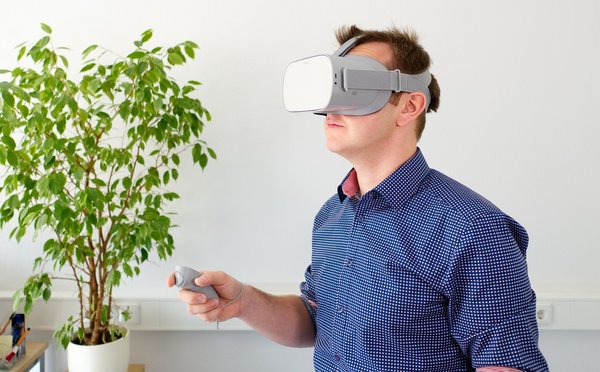 What are the key factors in designing user-friendly VR interfaces for elderly players?